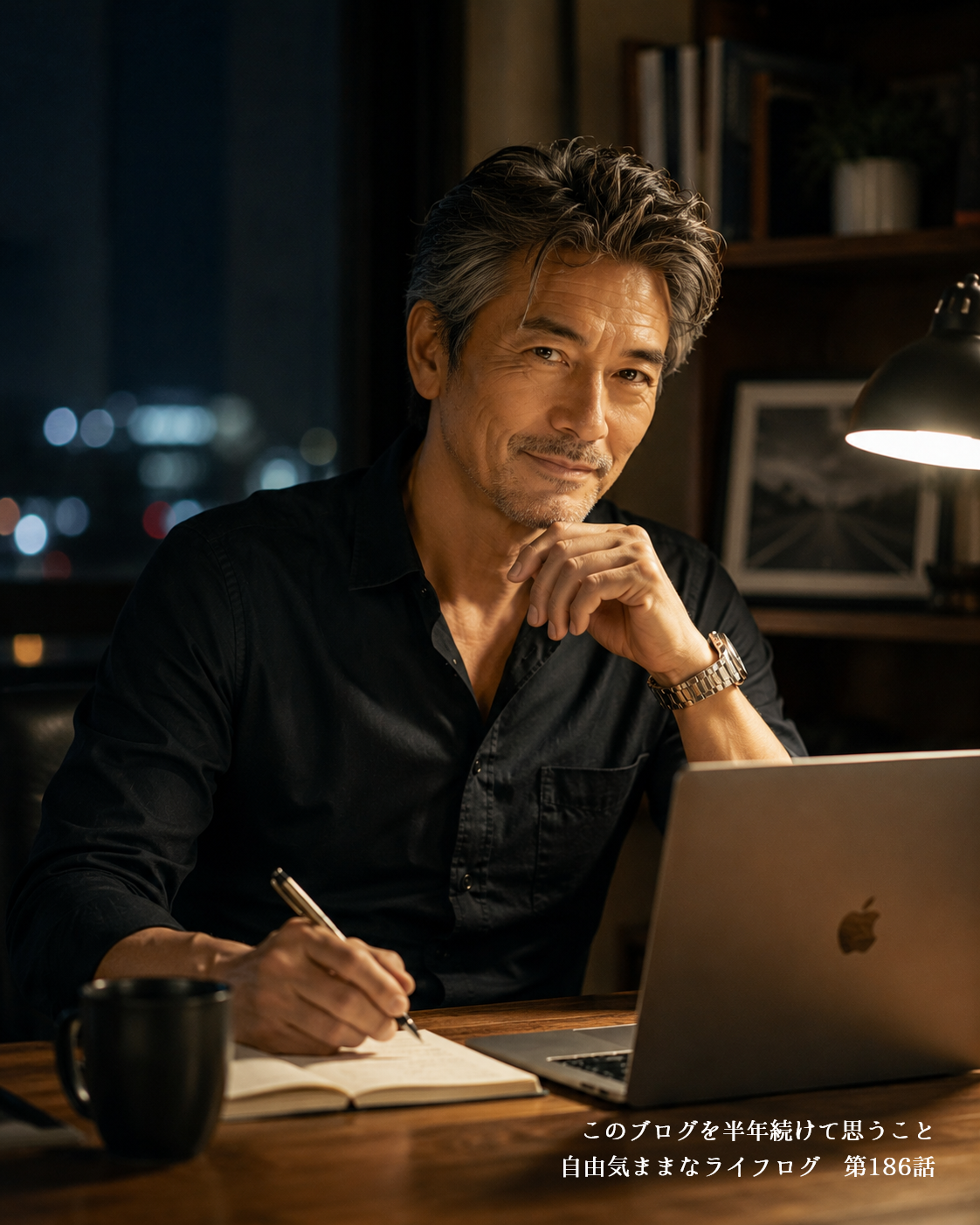 夜に机へ向かいブログを書きながら考え込む男性